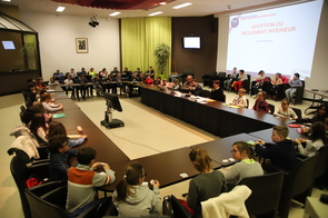 Les enfants votent et s'expriment en conseil municipal